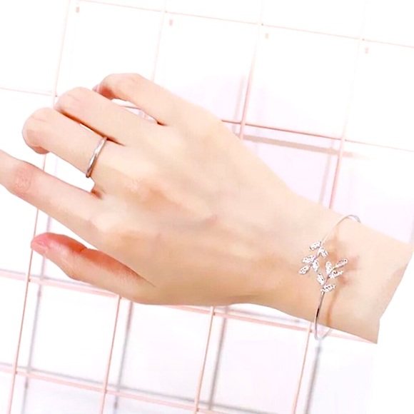 💜10/$25💜NEW Silver Floral Cuff Bracelet - Picture 7 of 10